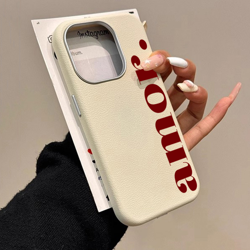 Phone Accessories Red - 赤い芸術的な文字ライチ柄のiPhoneケース（iPhone 17、16 Pro Max、Air 15、14、13、12、11、XS、X、XR、7、8 Plus、16e、SE対応）ソフトカバー