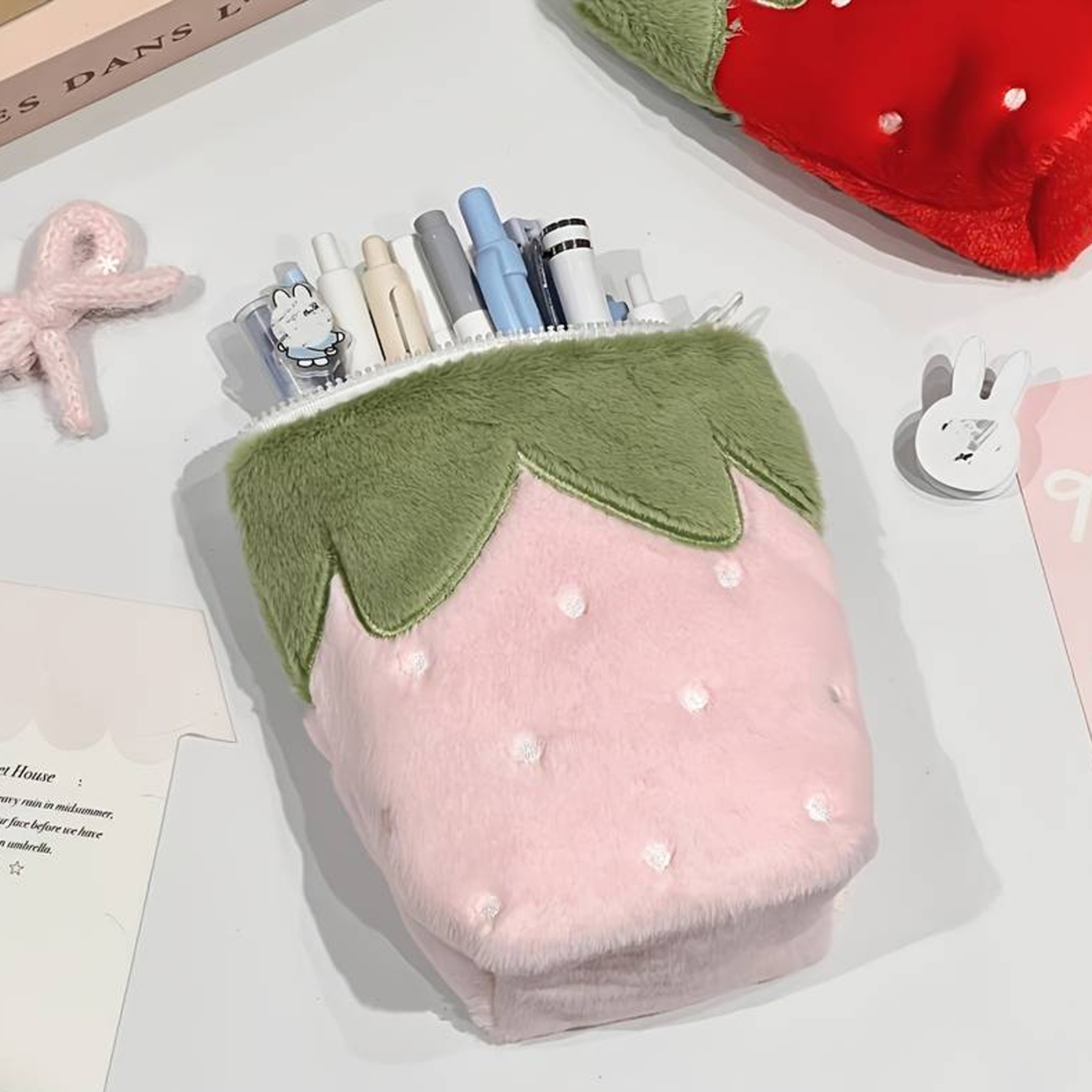 Phone Accessories Red - 和風ヴィンテージイチゴ柄縦型ペンケース、柔らかいプラッシュデザイン、ピンクと赤の色展開、安定した縦型デザインで転倒しにくい、文房具、携帯電話、化粧品、日記用品、CCDポインティングアンドシュートカメラを収納できる大容量、耐衝撃性と耐傷性、持ち運び可能で多目的に使える、可愛くてキュートでありながら実用的、日常学習、オフィスワーク、旅行に最適。